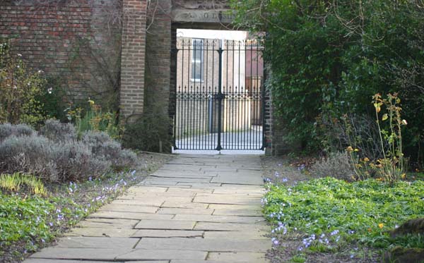 Entrance gate at Malton Friends Meeting House