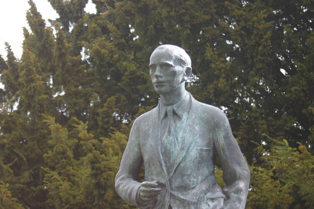 sculpture of Sir Alec Douglas-Home