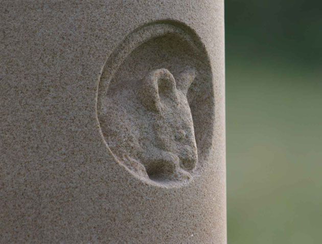 mouse-in-a-hole-stone-carving