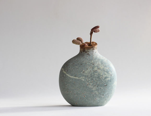 Pebble vase with dry stems