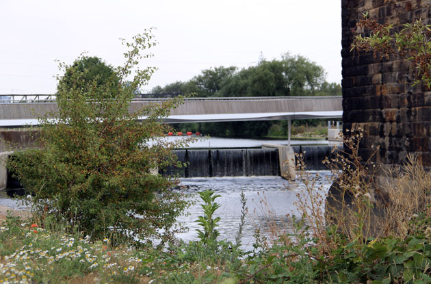 Moveable weir flood defence on the River Aire