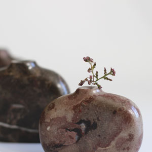 Pebble vase in marble