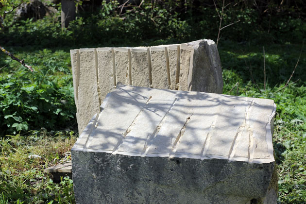 Splitting the stone block